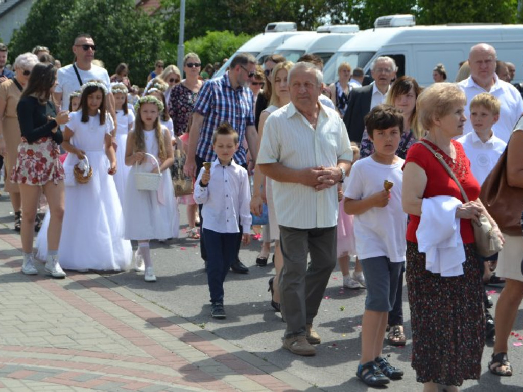 Tysięczny tłum na wspólnej procesji parafii pw. św. Barbary i Chrystusa Króla w Tarnobrzegu [zdjęcia]