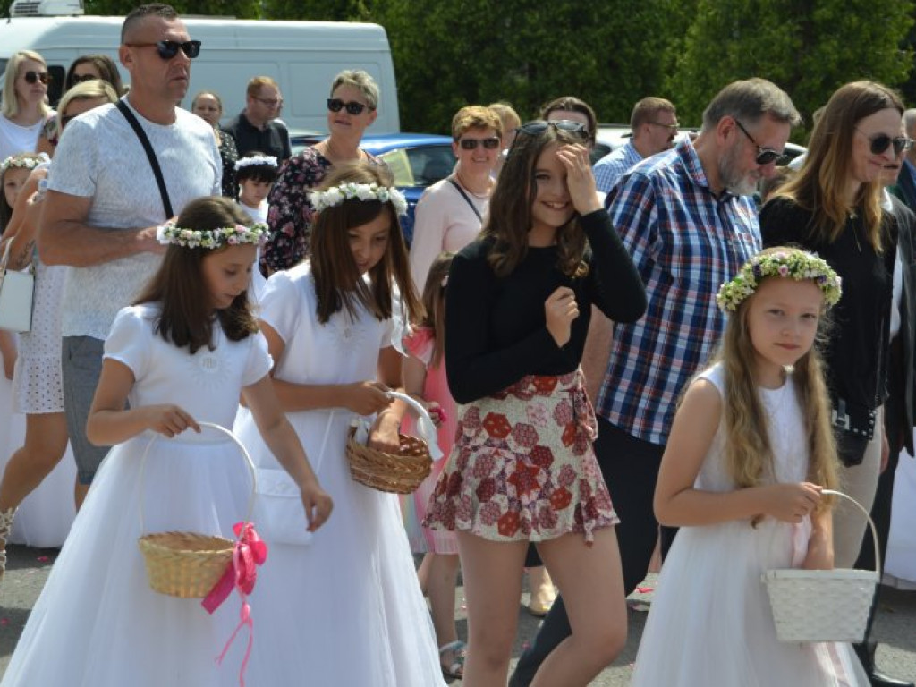 Tysięczny tłum na wspólnej procesji parafii pw. św. Barbary i Chrystusa Króla w Tarnobrzegu [zdjęcia]