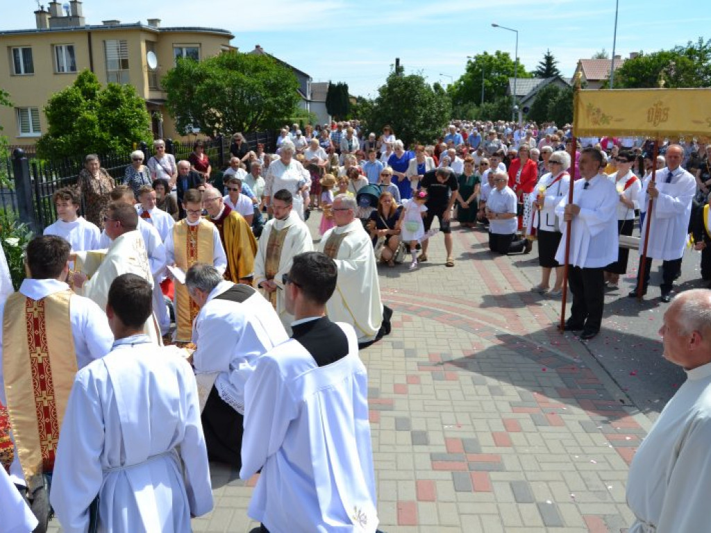 Tysięczny tłum na wspólnej procesji parafii pw. św. Barbary i Chrystusa Króla w Tarnobrzegu [zdjęcia]