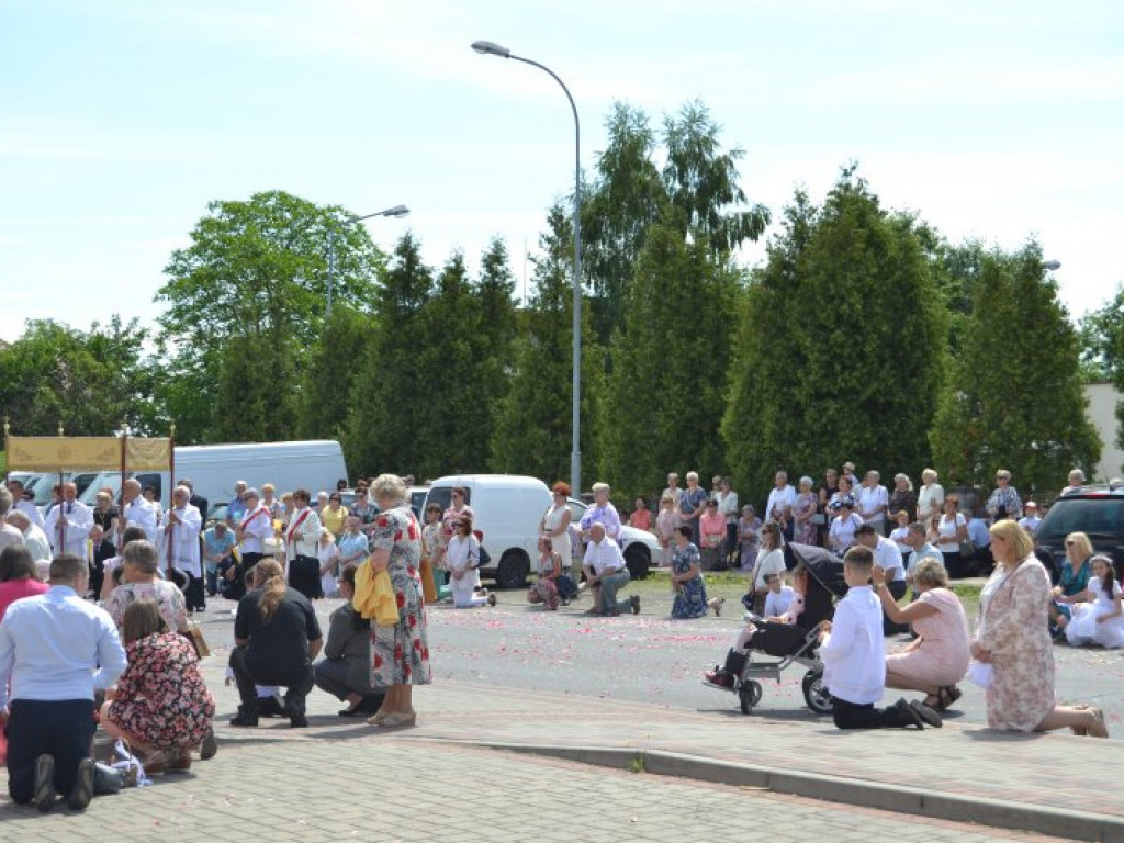 Tysięczny tłum na wspólnej procesji parafii pw. św. Barbary i Chrystusa Króla w Tarnobrzegu [zdjęcia]