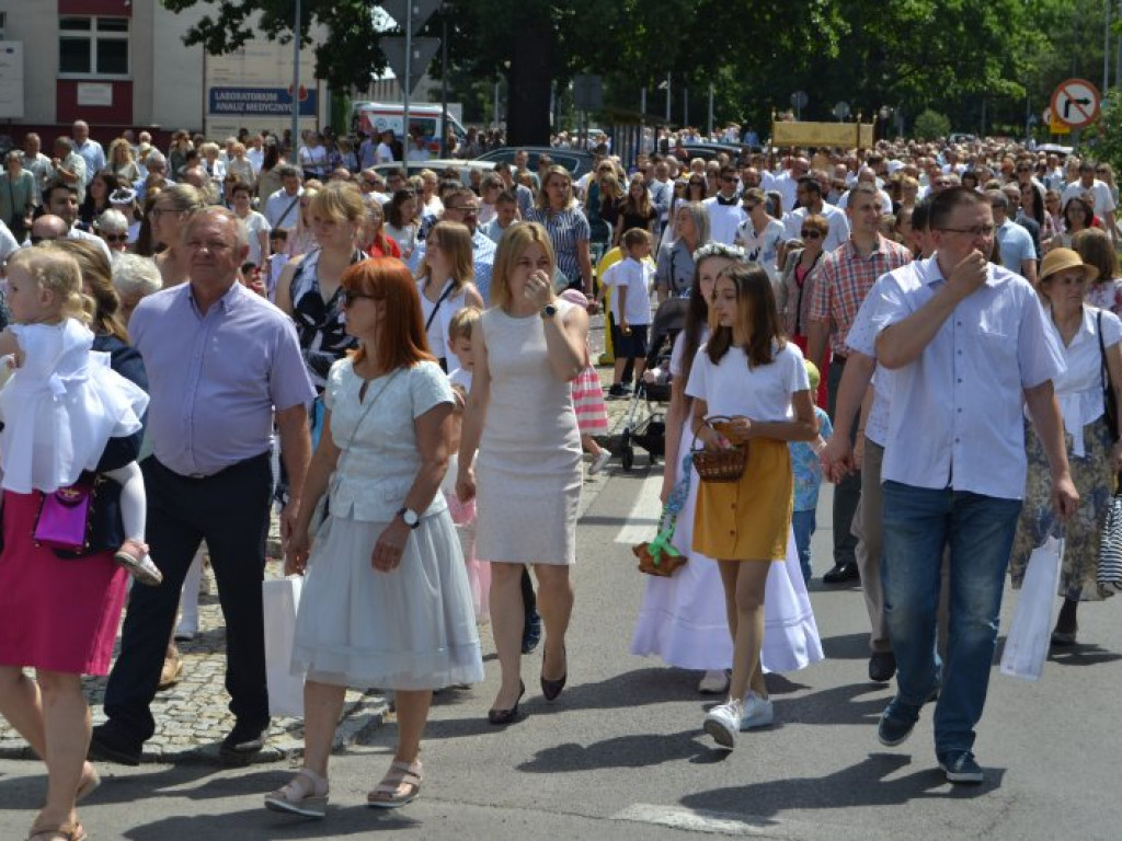 Tysięczny tłum na wspólnej procesji parafii pw. św. Barbary i Chrystusa Króla w Tarnobrzegu [zdjęcia]