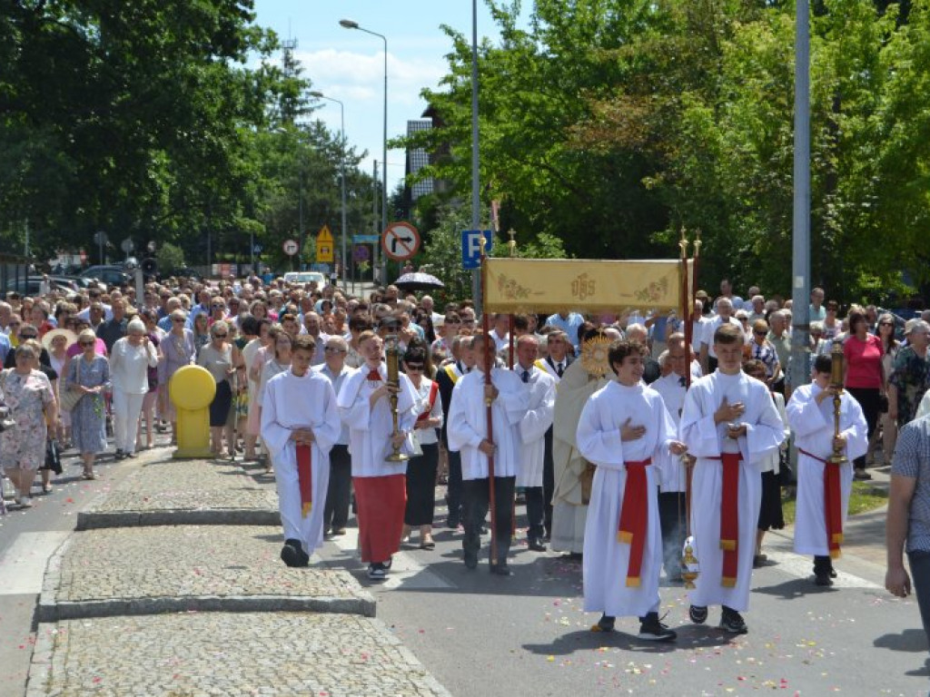 Tysięczny tłum na wspólnej procesji parafii pw. św. Barbary i Chrystusa Króla w Tarnobrzegu [zdjęcia]