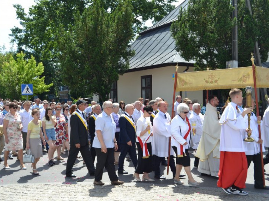 Tysięczny tłum na wspólnej procesji parafii pw. św. Barbary i Chrystusa Króla w Tarnobrzegu [zdjęcia]