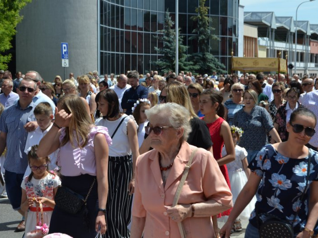 Tysięczny tłum na wspólnej procesji parafii pw. św. Barbary i Chrystusa Króla w Tarnobrzegu [zdjęcia]