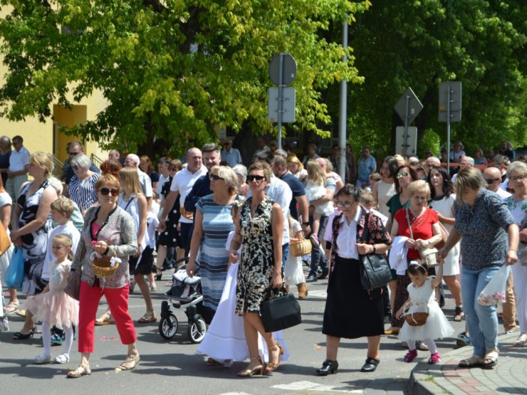 Tysięczny tłum na wspólnej procesji parafii pw. św. Barbary i Chrystusa Króla w Tarnobrzegu [zdjęcia]