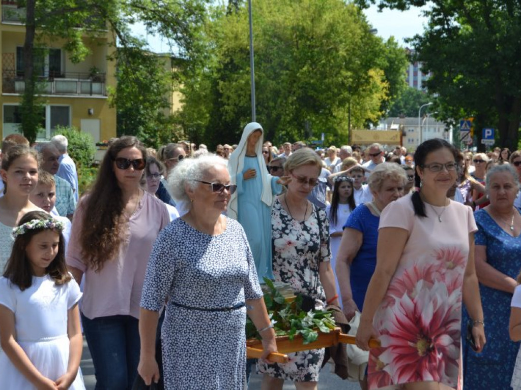 Tysięczny tłum na wspólnej procesji parafii pw. św. Barbary i Chrystusa Króla w Tarnobrzegu [zdjęcia]