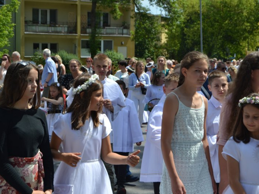 Tysięczny tłum na wspólnej procesji parafii pw. św. Barbary i Chrystusa Króla w Tarnobrzegu [zdjęcia]