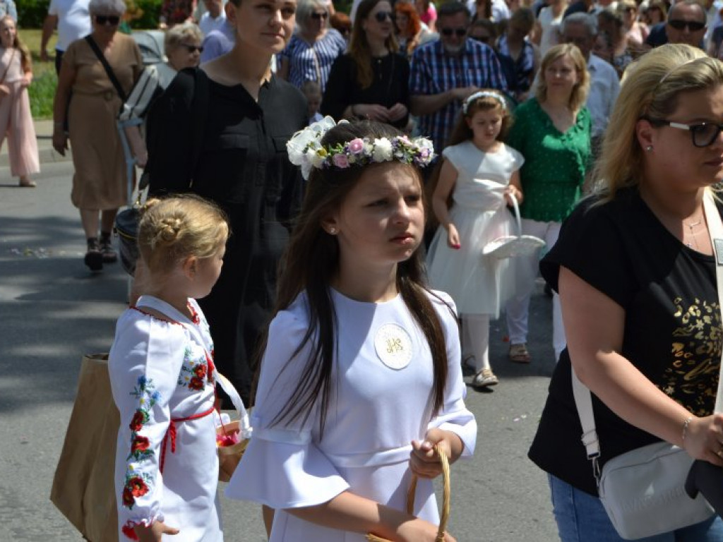 Tysięczny tłum na wspólnej procesji parafii pw. św. Barbary i Chrystusa Króla w Tarnobrzegu [zdjęcia]