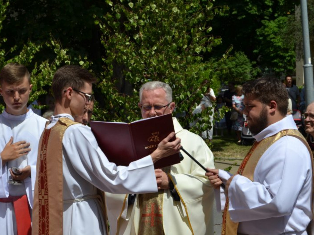 Tysięczny tłum na wspólnej procesji parafii pw. św. Barbary i Chrystusa Króla w Tarnobrzegu [zdjęcia]