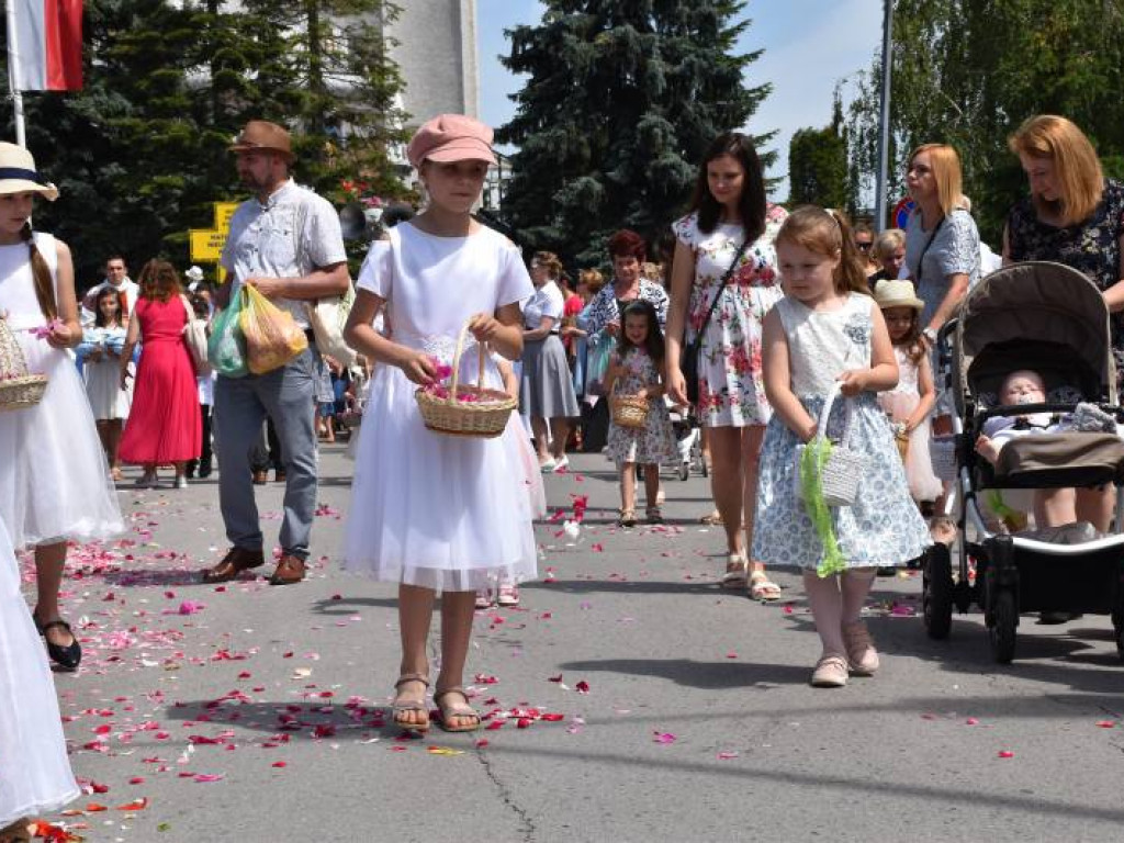 Procesja Bożego Ciała z parafii na osiedlu Serbinów do klasztoru Dominikanów w Tarnobrzegu [zdjęcia][wideo]