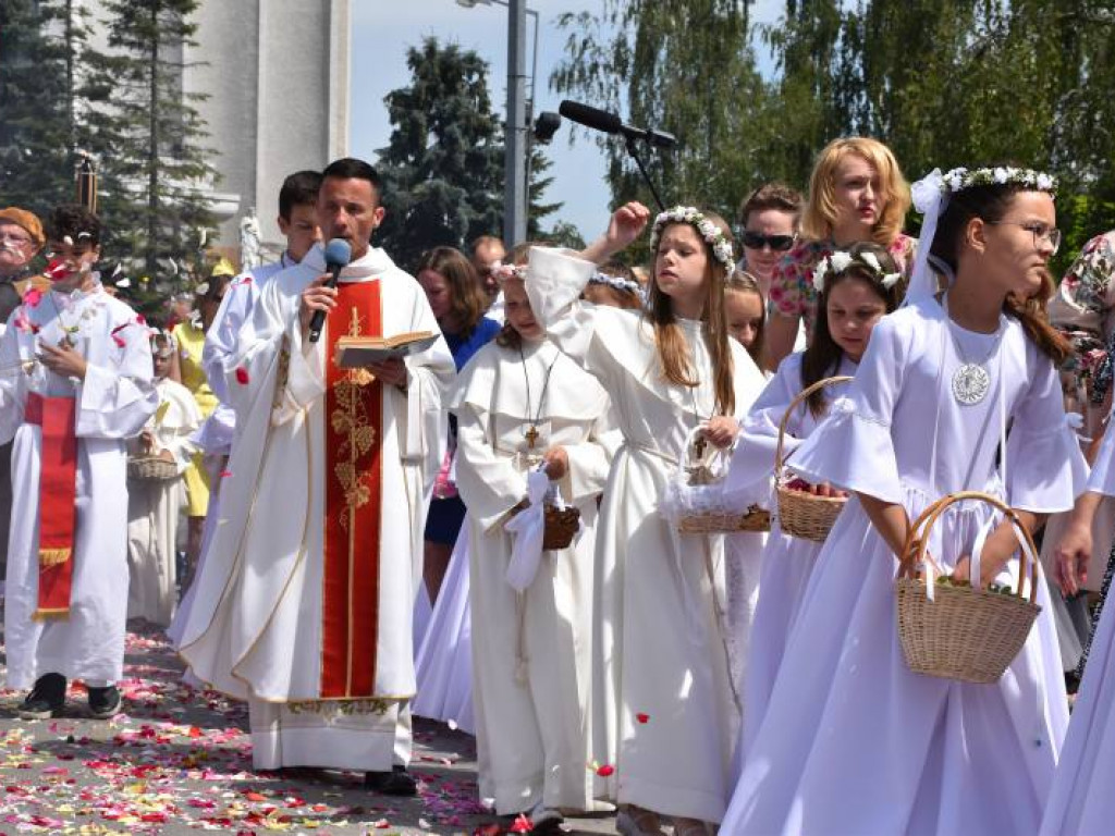 Procesja Bożego Ciała z parafii na osiedlu Serbinów do klasztoru Dominikanów w Tarnobrzegu [zdjęcia][wideo]