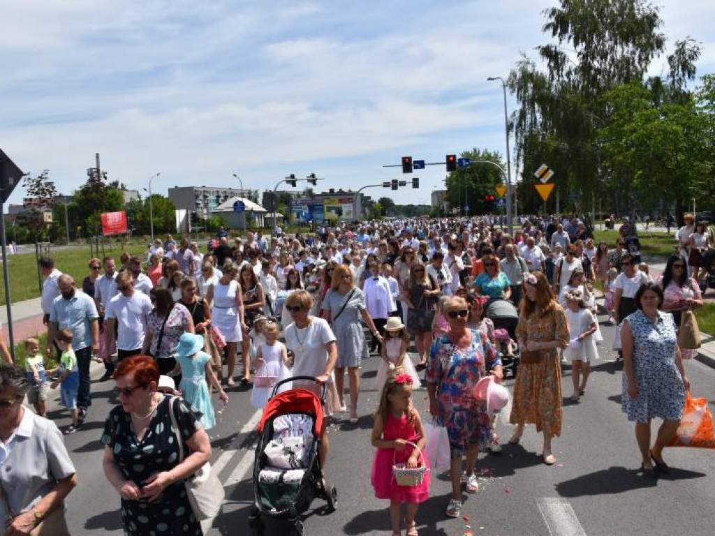 Procesja Bożego Ciała z parafii na osiedlu Serbinów do klasztoru Dominikanów w Tarnobrzegu [zdjęcia][wideo]