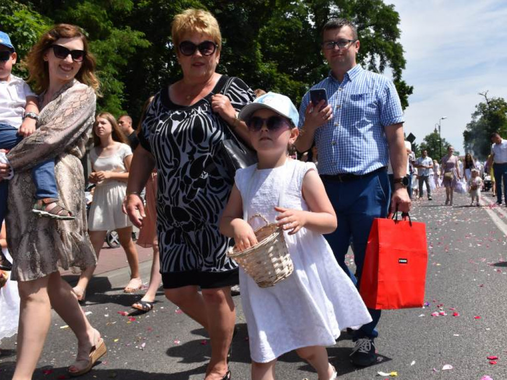 Procesja Bożego Ciała z parafii na osiedlu Serbinów do klasztoru Dominikanów w Tarnobrzegu [zdjęcia][wideo]