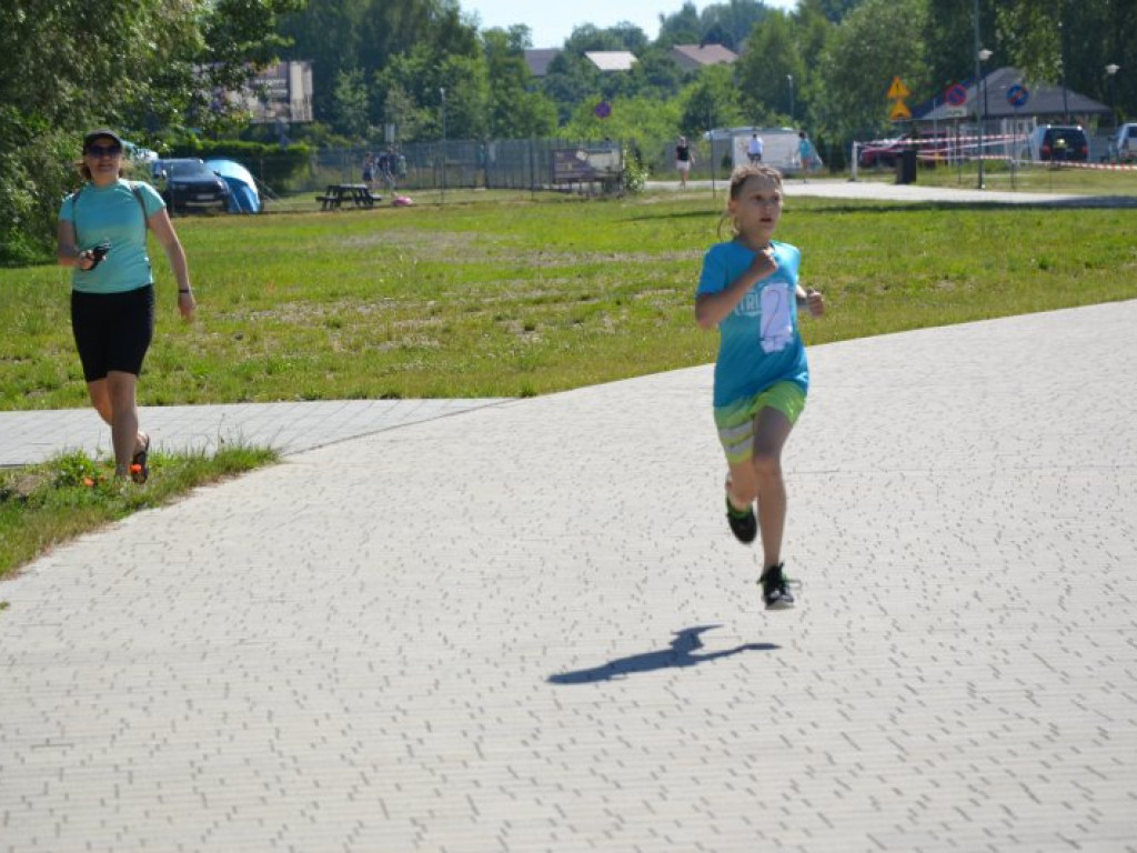 Mali twardziele rywalizowali w triathlonie nad Jeziorem Tarnobrzeskim [zdjęcia]