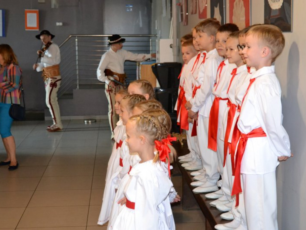 Setki dzieci przyjechały do Baranowa Sandomierskiego na folklorystyczny festiwal [zdjęcia]