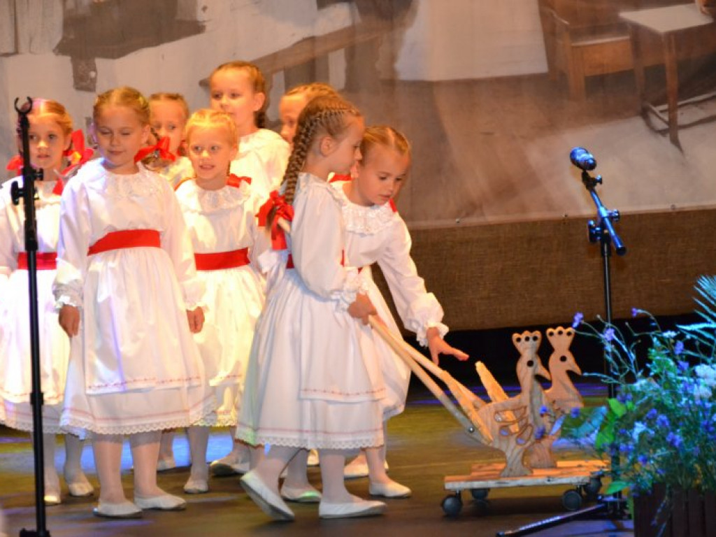 Setki dzieci przyjechały do Baranowa Sandomierskiego na folklorystyczny festiwal [zdjęcia]