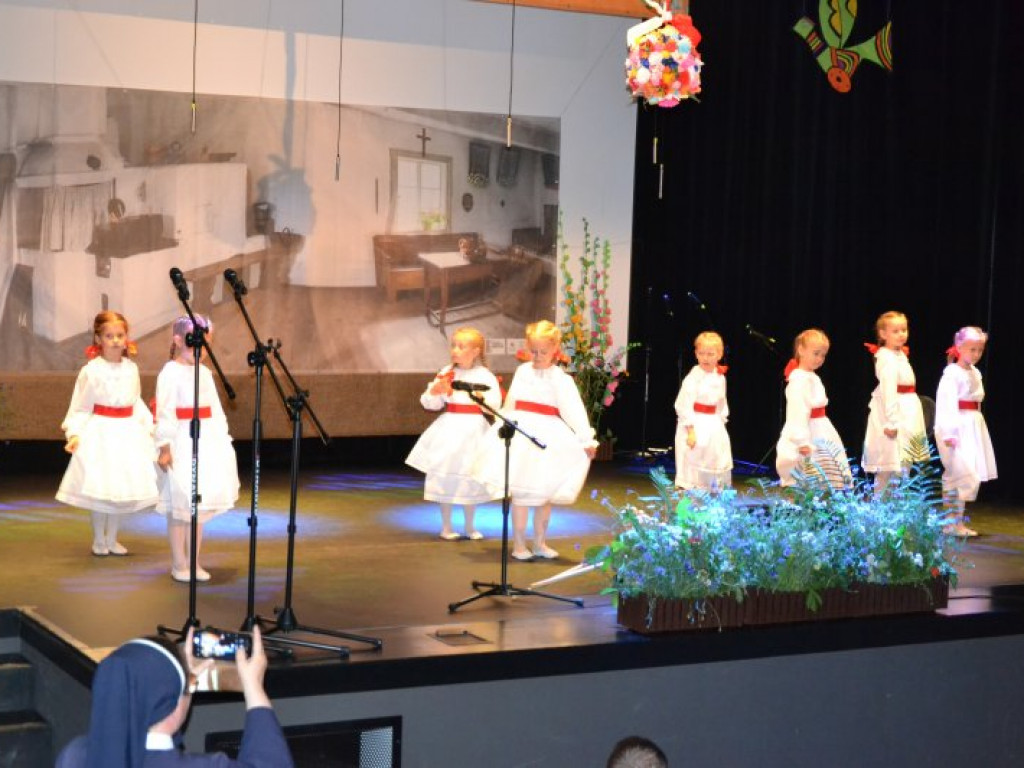 Setki dzieci przyjechały do Baranowa Sandomierskiego na folklorystyczny festiwal [zdjęcia]