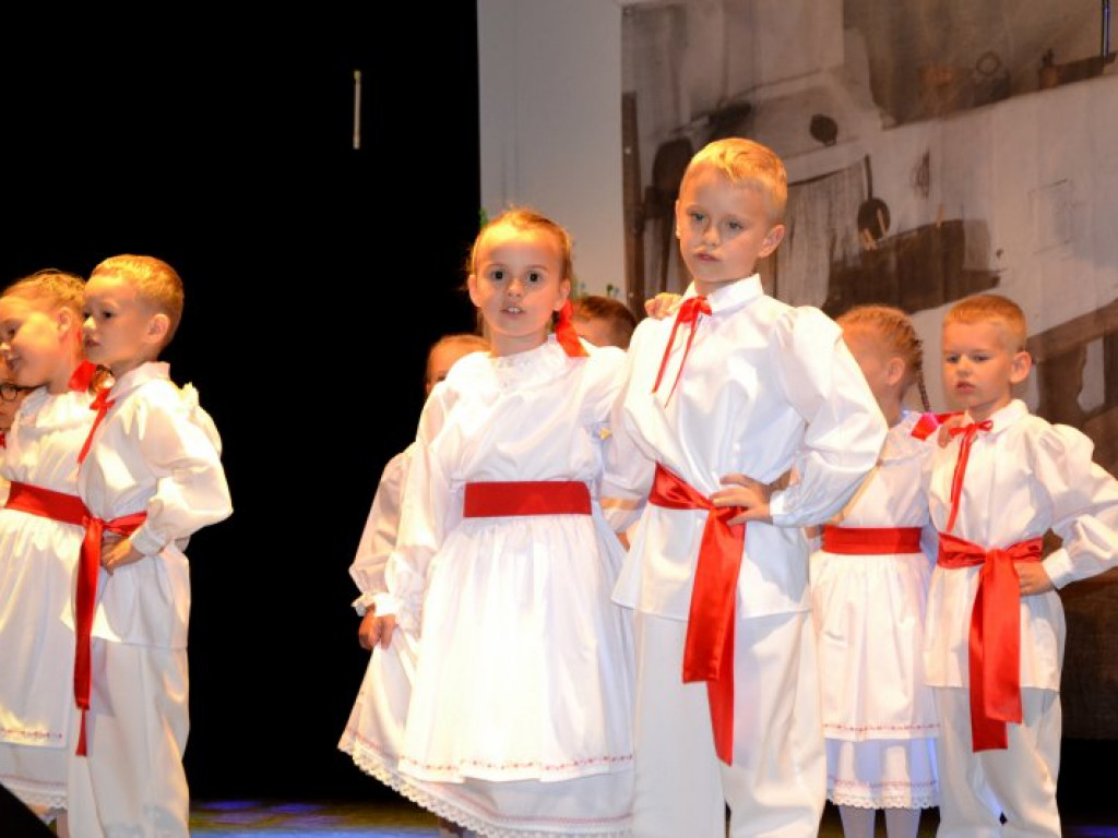 Setki dzieci przyjechały do Baranowa Sandomierskiego na folklorystyczny festiwal [zdjęcia]