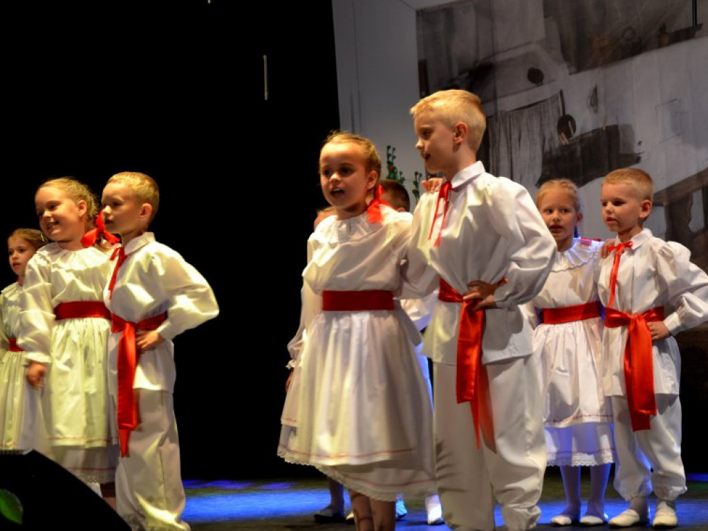Setki dzieci przyjechały do Baranowa Sandomierskiego na folklorystyczny festiwal [zdjęcia]
