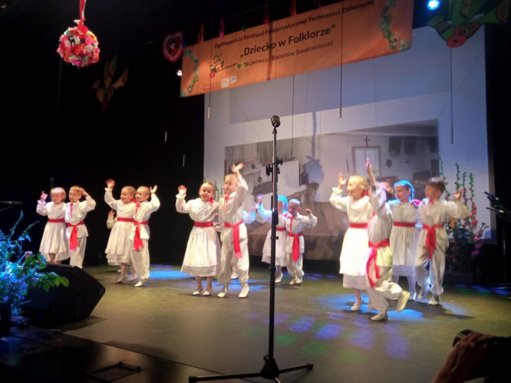 Setki dzieci przyjechały do Baranowa Sandomierskiego na folklorystyczny festiwal [zdjęcia]