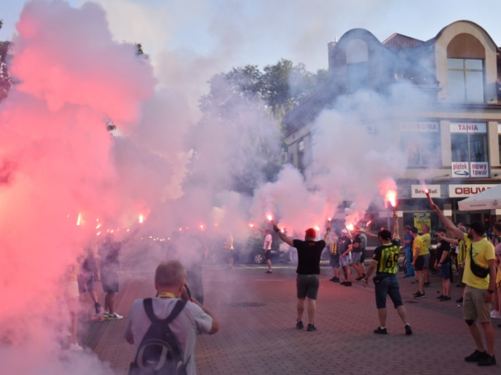 Tak kibice i piłkarze KS Siarka świętowali awans do II ligi. Zdjęcia z fety na runku
