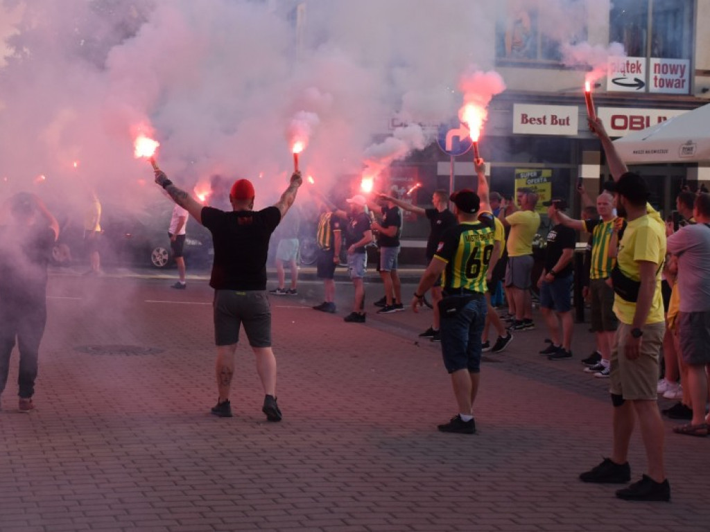 Tak kibice i piłkarze KS Siarka świętowali awans do II ligi. Zdjęcia z fety na runku