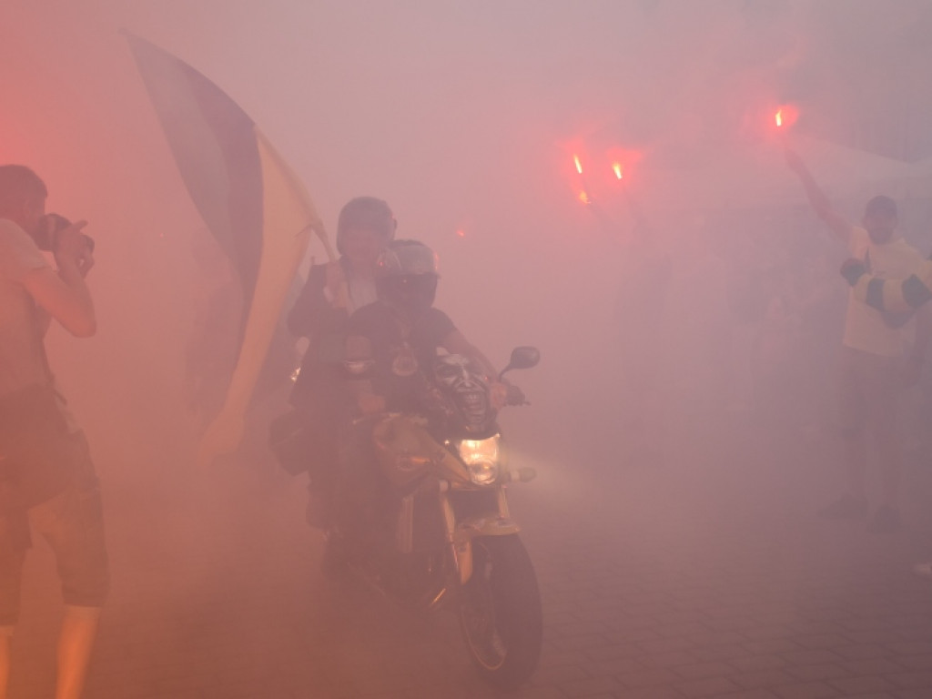 Tak kibice i piłkarze KS Siarka świętowali awans do II ligi. Zdjęcia z fety na runku
