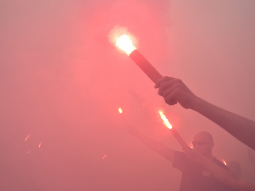 Tak kibice i piłkarze KS Siarka świętowali awans do II ligi. Zdjęcia z fety na runku