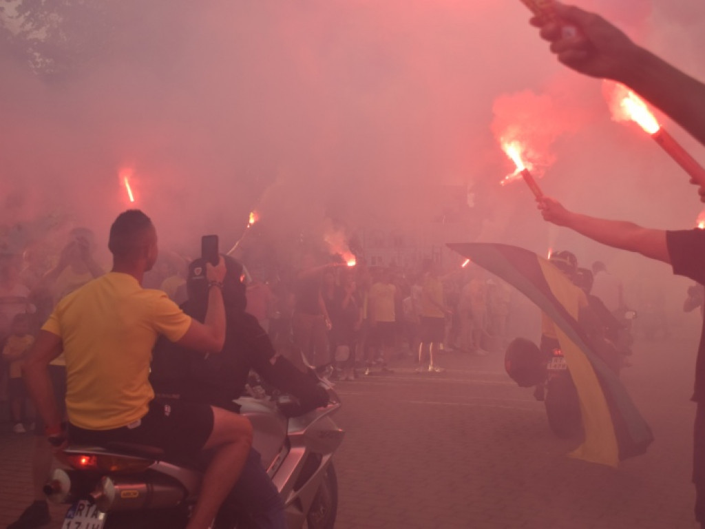 Tak kibice i piłkarze KS Siarka świętowali awans do II ligi. Zdjęcia z fety na runku