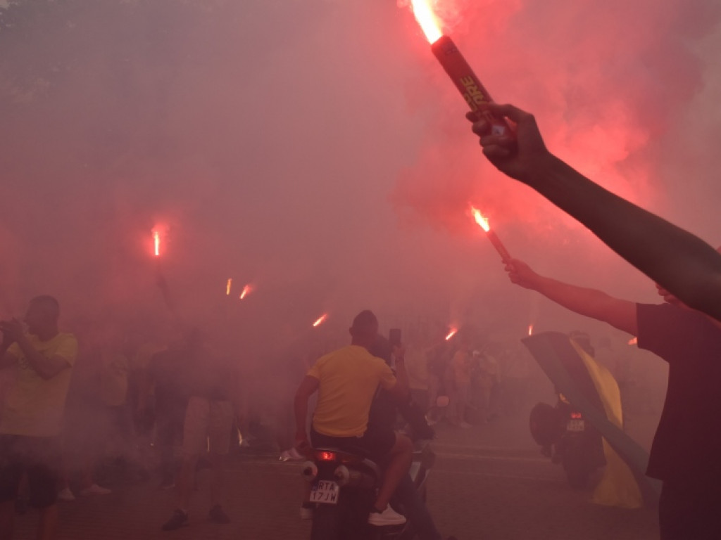 Tak kibice i piłkarze KS Siarka świętowali awans do II ligi. Zdjęcia z fety na runku