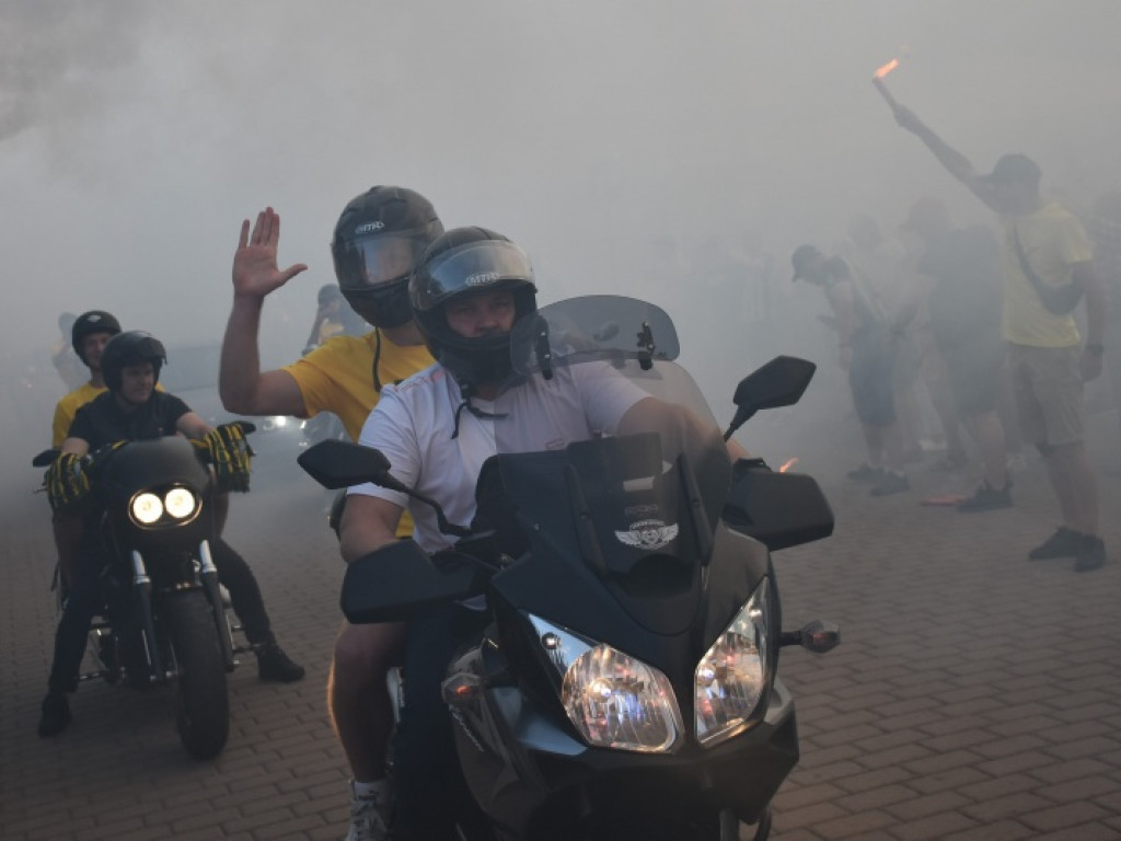 Tak kibice i piłkarze KS Siarka świętowali awans do II ligi. Zdjęcia z fety na runku