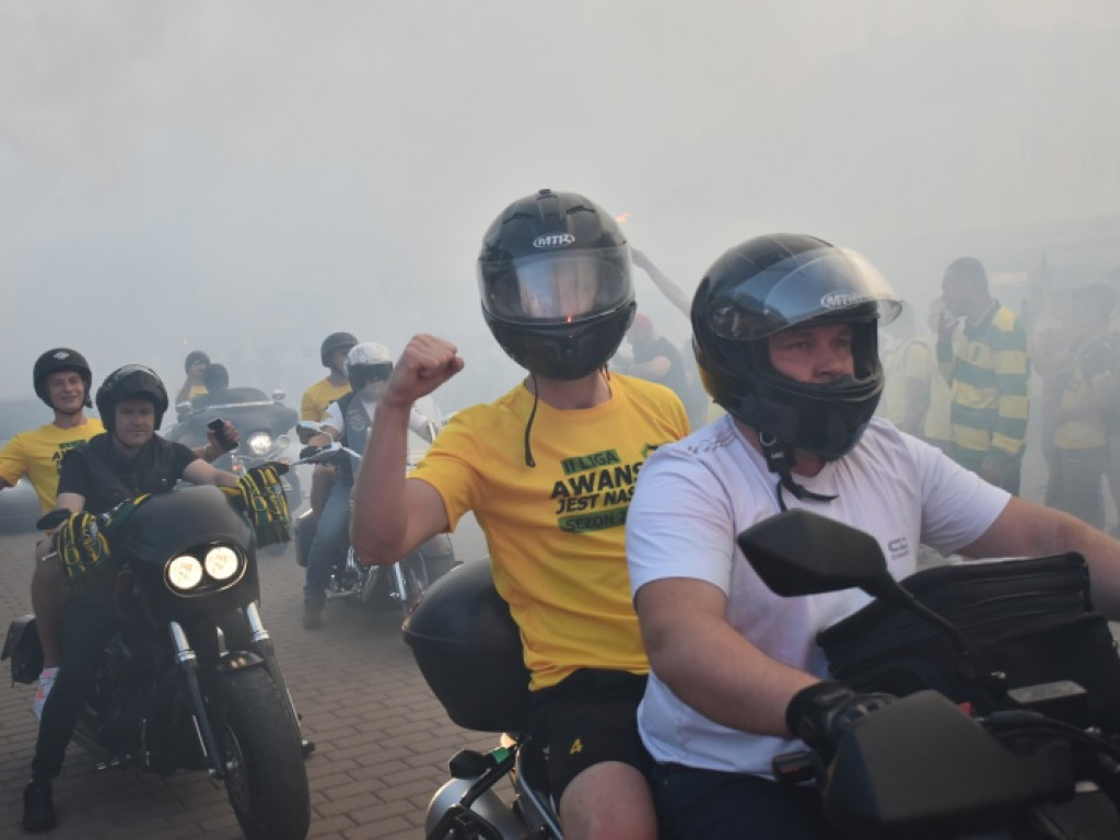 Tak kibice i piłkarze KS Siarka świętowali awans do II ligi. Zdjęcia z fety na runku