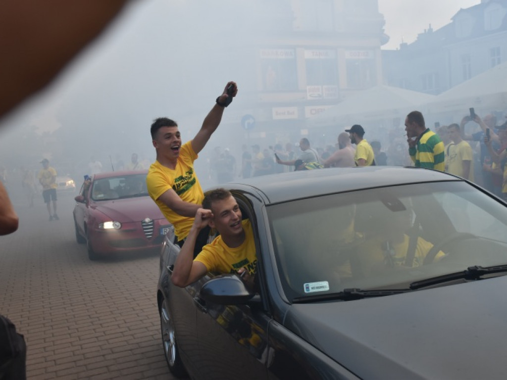 Tak kibice i piłkarze KS Siarka świętowali awans do II ligi. Zdjęcia z fety na runku