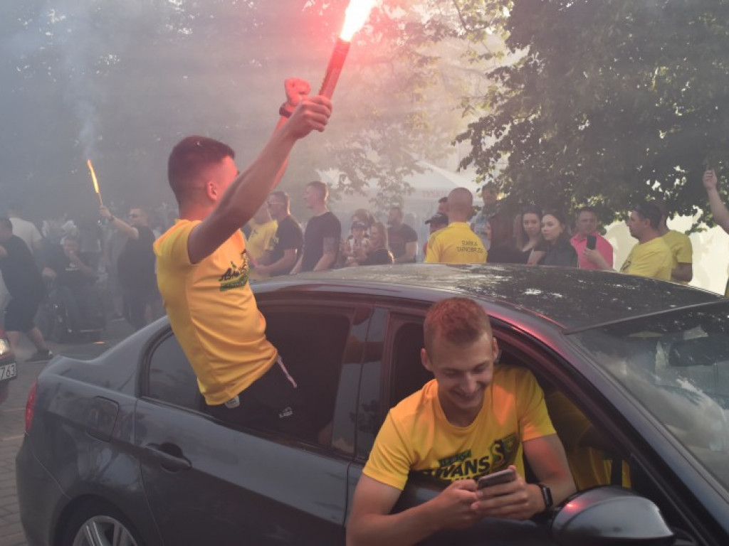 Tak kibice i piłkarze KS Siarka świętowali awans do II ligi. Zdjęcia z fety na runku