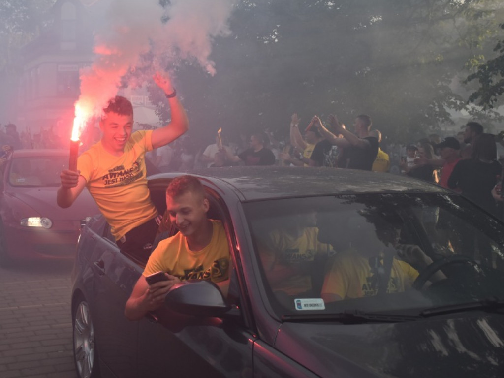 Tak kibice i piłkarze KS Siarka świętowali awans do II ligi. Zdjęcia z fety na runku