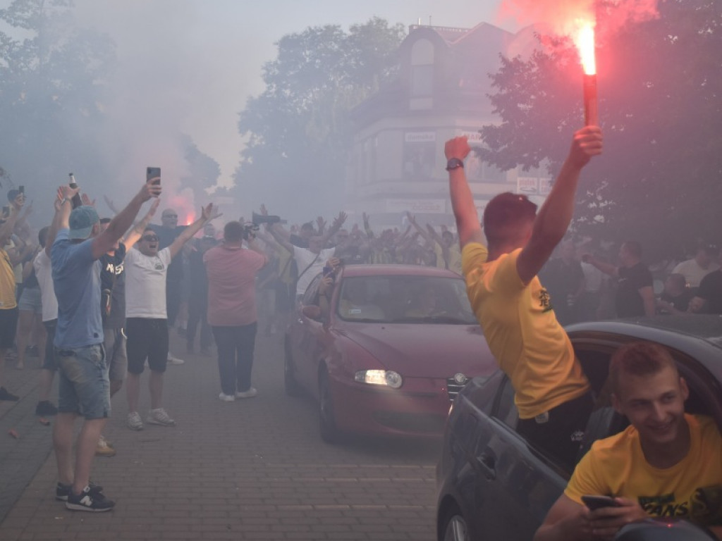 Tak kibice i piłkarze KS Siarka świętowali awans do II ligi. Zdjęcia z fety na runku
