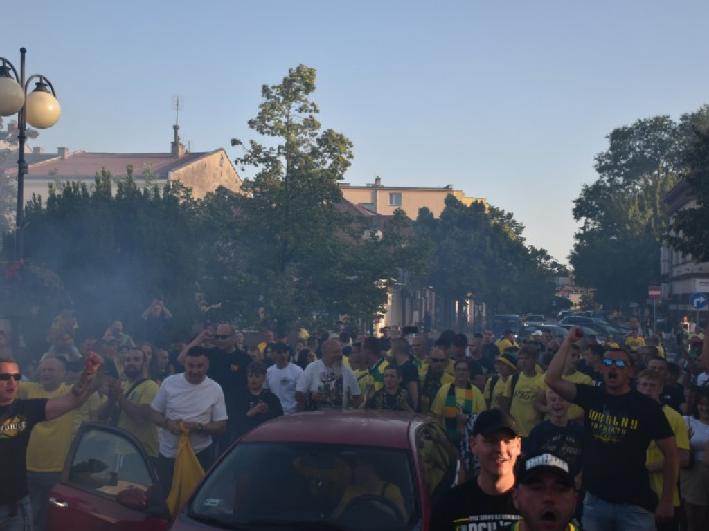 Tak kibice i piłkarze KS Siarka świętowali awans do II ligi. Zdjęcia z fety na runku