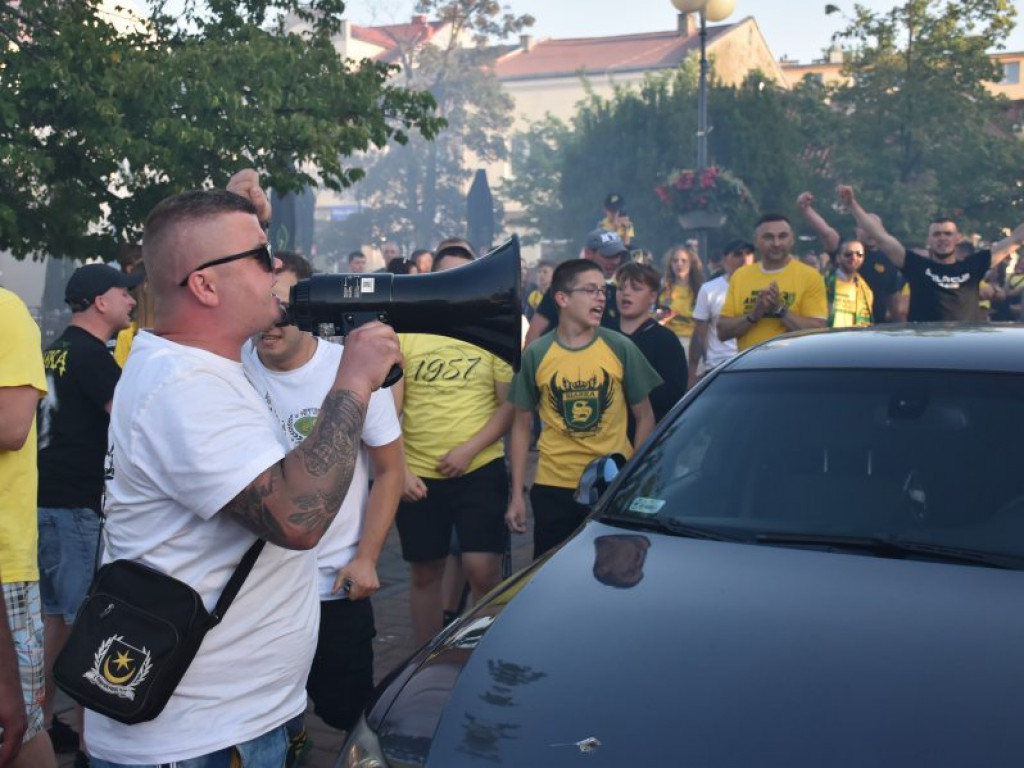Tak kibice i piłkarze KS Siarka świętowali awans do II ligi. Zdjęcia z fety na runku
