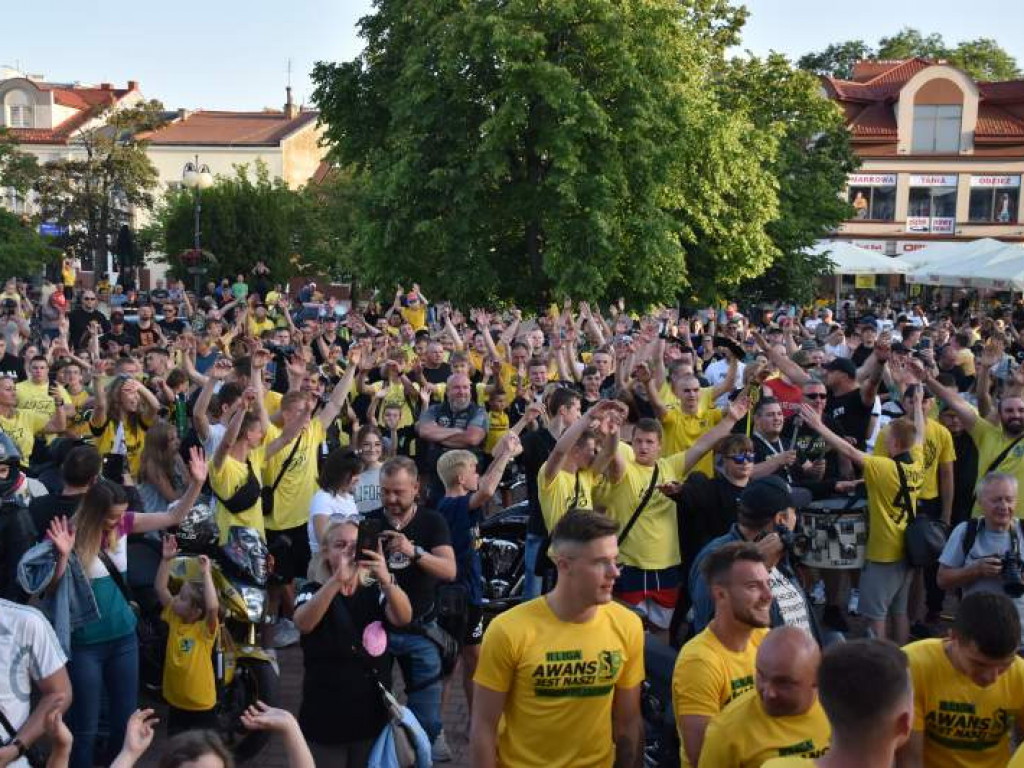 Tak kibice i piłkarze KS Siarka świętowali awans do II ligi. Zdjęcia z fety na runku