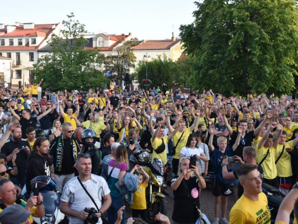 Tak kibice i piłkarze KS Siarka świętowali awans do II ligi. Zdjęcia z fety na runku