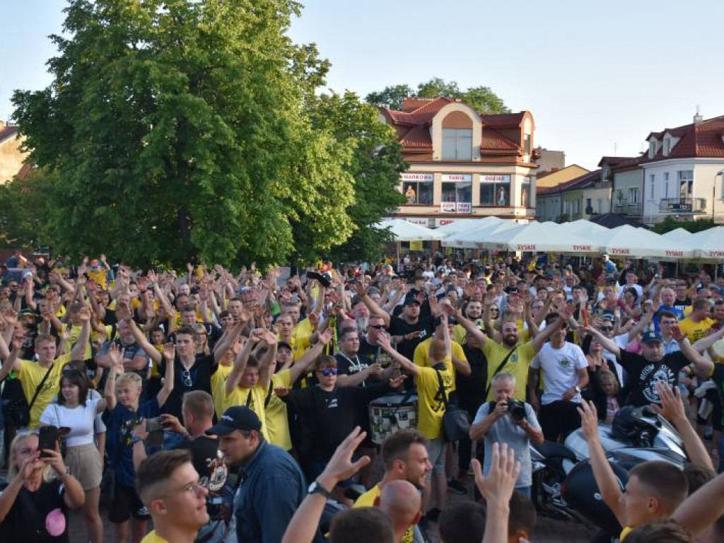 Tak kibice i piłkarze KS Siarka świętowali awans do II ligi. Zdjęcia z fety na runku
