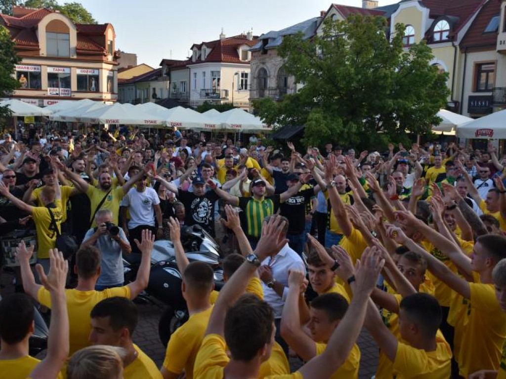 Tak kibice i piłkarze KS Siarka świętowali awans do II ligi. Zdjęcia z fety na runku