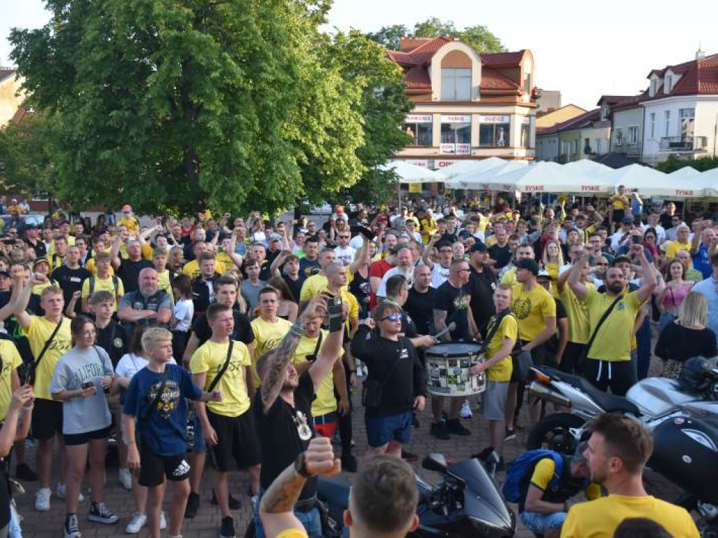 Tak kibice i piłkarze KS Siarka świętowali awans do II ligi. Zdjęcia z fety na runku