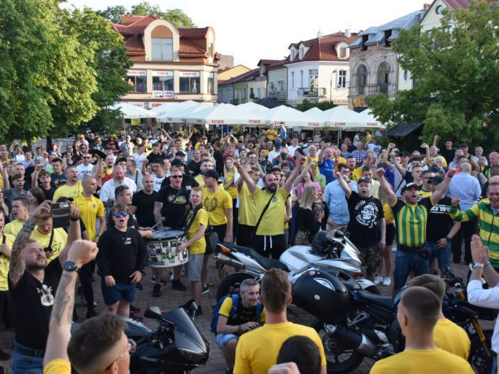 Tak kibice i piłkarze KS Siarka świętowali awans do II ligi. Zdjęcia z fety na runku