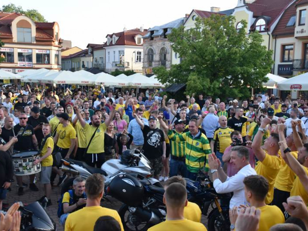 Tak kibice i piłkarze KS Siarka świętowali awans do II ligi. Zdjęcia z fety na runku