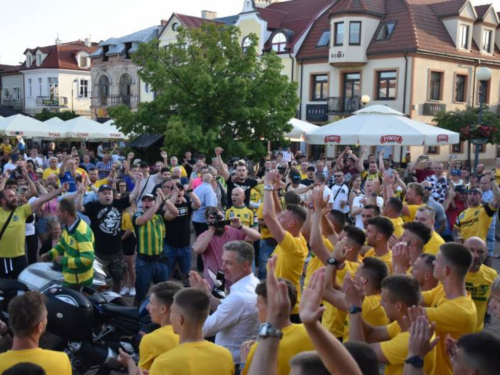 Tak kibice i piłkarze KS Siarka świętowali awans do II ligi. Zdjęcia z fety na runku