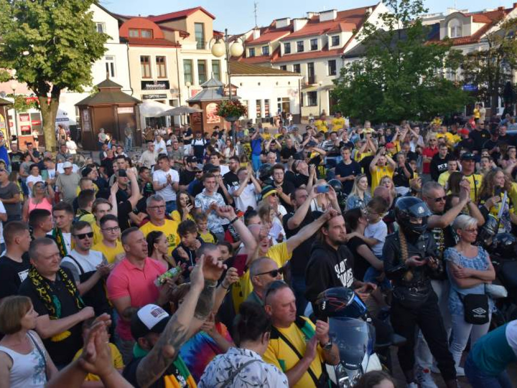 Tak kibice i piłkarze KS Siarka świętowali awans do II ligi. Zdjęcia z fety na runku