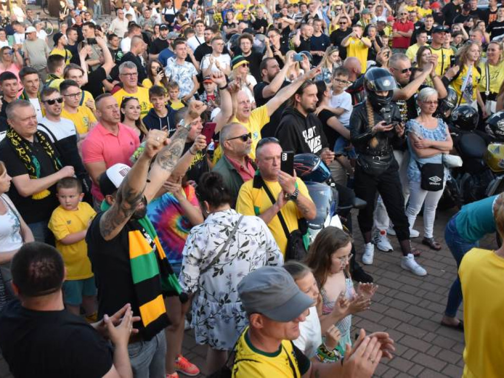 Tak kibice i piłkarze KS Siarka świętowali awans do II ligi. Zdjęcia z fety na runku