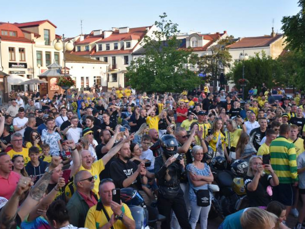 Tak kibice i piłkarze KS Siarka świętowali awans do II ligi. Zdjęcia z fety na runku