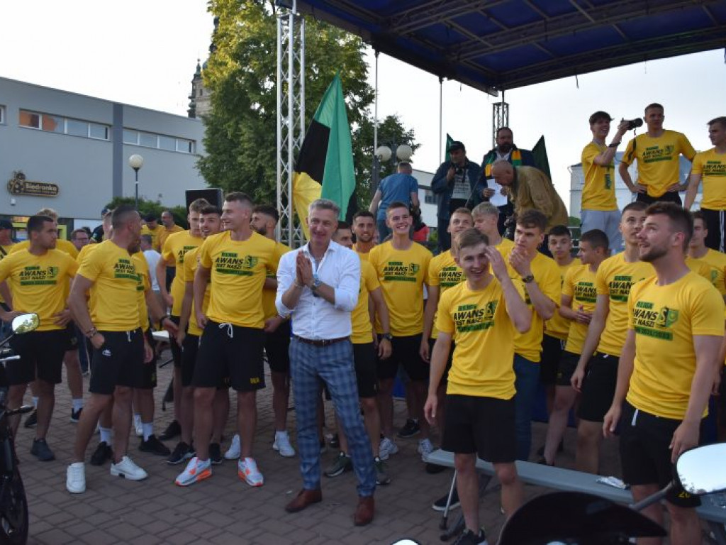 Tak kibice i piłkarze KS Siarka świętowali awans do II ligi. Zdjęcia z fety na runku